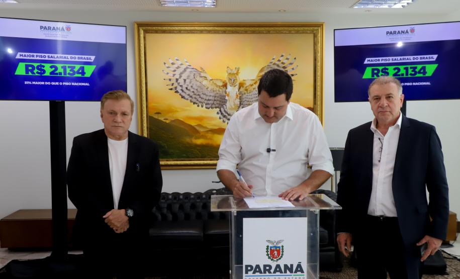 Governador Carlos Massa Ratinho Jr Assina maior piso salarial do Brasil.