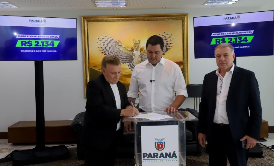 Governador Carlos Massa Ratinho Jr Assina maior piso salarial do Brasil.