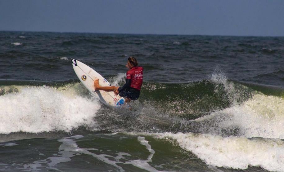 Natação em águas abertas, surf e pesca com caiaques agitam o Litoral no fim de semana