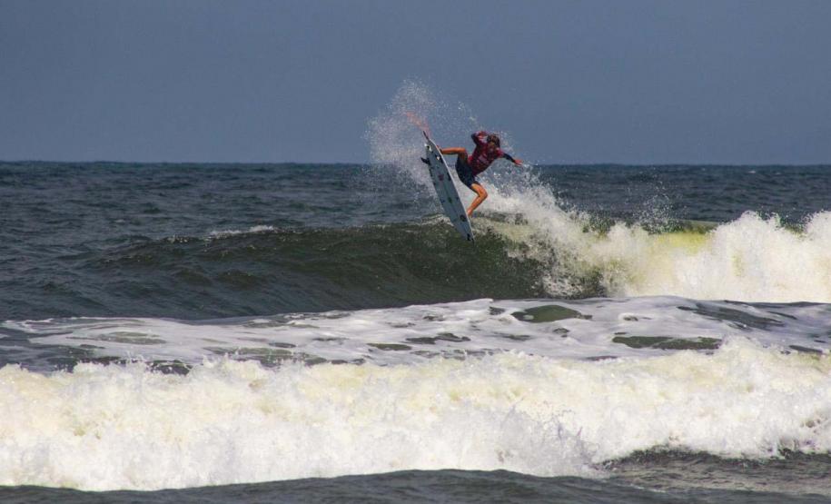 Natação em águas abertas, surf e pesca com caiaques agitam o Litoral no fim de semana