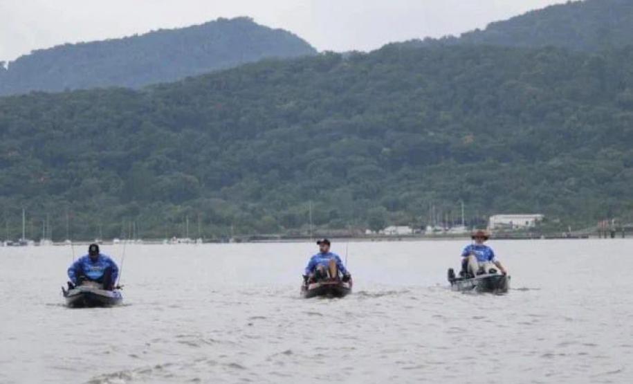Natação em águas abertas, surf e pesca com caiaques agitam o Litoral no fim de semana