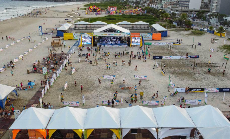 Após chuvas, shows dos palcos Sunset voltam a animar praias do Litoral