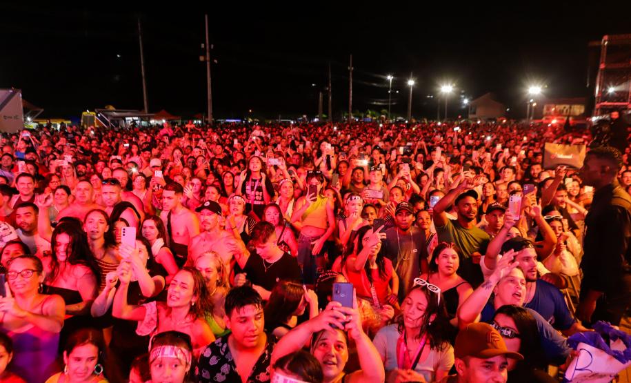 Zezé Di Camargo e Luciano e Zé Felipe reuniram 101 mil pessoas na despedida do Verão Maior