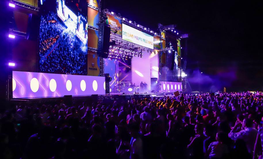 Zezé Di Camargo e Luciano e Zé Felipe reuniram 101 mil pessoas na despedida do Verão Maior