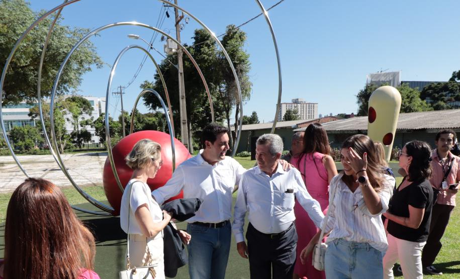 MON para criançada: governador inaugura mostra interativa com obras de arte no Parcão