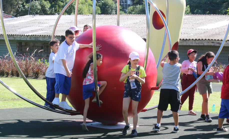 MON para criançada: governador inaugura mostra interativa com obras de arte no Parcão