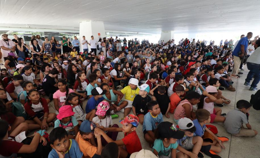 MON para criançada: governador inaugura mostra interativa com obras de arte no Parcão
