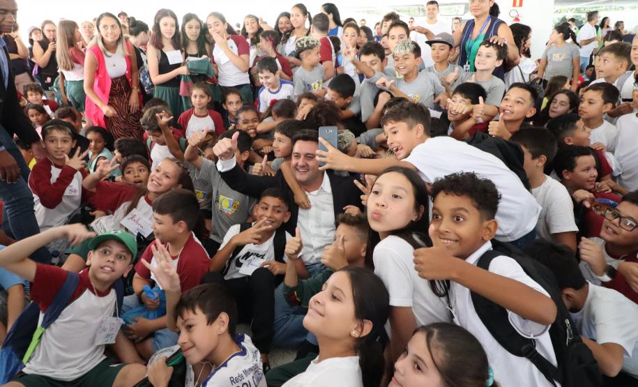 MON para criançada: governador inaugura mostra interativa com obras de arte no Parcão