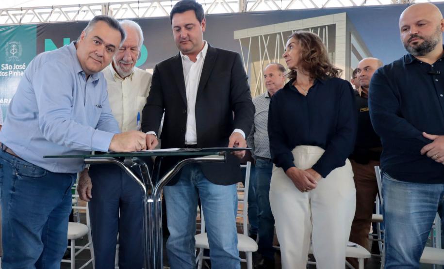 O governador Carlos Massa Ratinho Junior anuncia nesta quarta-feira (13) a liberação de R$ 60 milhões e o lançamento da pedra fundamental para a construção do novo hospital municipal de São José dos Pinhais, na Região Metropolitana de Curitiba.