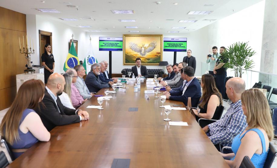 O governador Carlos Massa Ratinho Junior e o diretor presidente da Paranaprevidência, Felipe Vidigal, assinaram o termo de concessão da Certificação Institucional do nível III do programa federal nesta terça-feira (12).