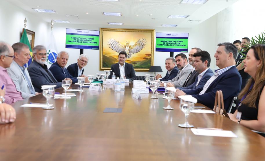 O governador Carlos Massa Ratinho Junior e o diretor presidente da Paranaprevidência, Felipe Vidigal, assinaram o termo de concessão da Certificação Institucional do nível III do programa federal nesta terça-feira (12).