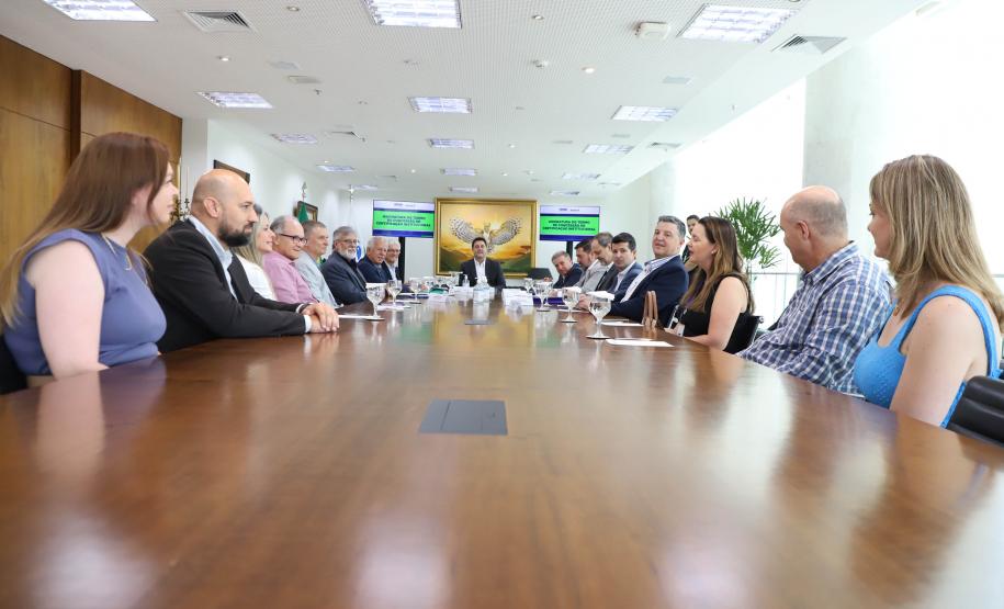 O governador Carlos Massa Ratinho Junior e o diretor presidente da Paranaprevidência, Felipe Vidigal, assinaram o termo de concessão da Certificação Institucional do nível III do programa federal nesta terça-feira (12).