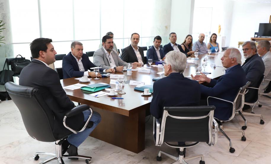 O governador Carlos Massa Ratinho Junior e o diretor presidente da Paranaprevidência, Felipe Vidigal, assinaram o termo de concessão da Certificação Institucional do nível III do programa federal nesta terça-feira (12).