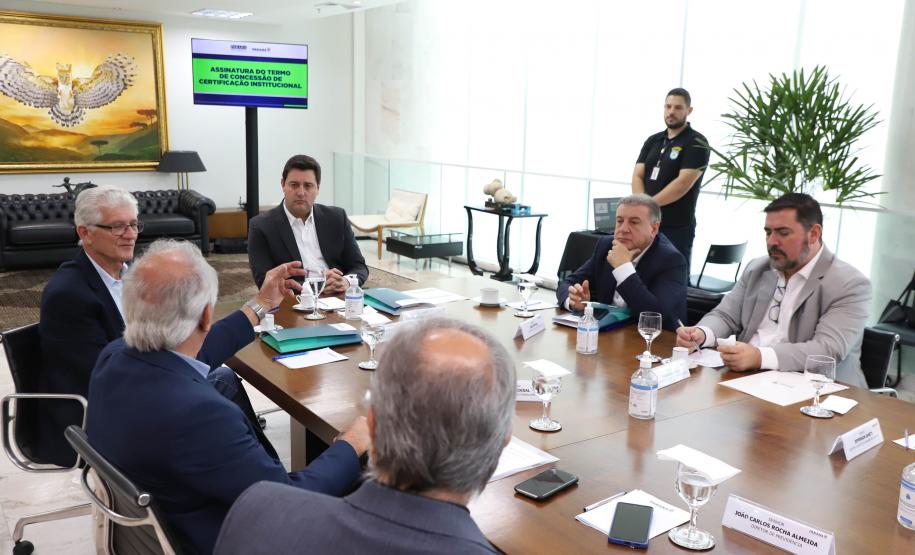 O governador Carlos Massa Ratinho Junior e o diretor presidente da Paranaprevidência, Felipe Vidigal, assinaram o termo de concessão da Certificação Institucional do nível III do programa federal nesta terça-feira (12).