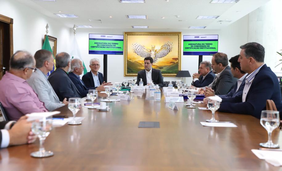 O governador Carlos Massa Ratinho Junior e o diretor presidente da Paranaprevidência, Felipe Vidigal, assinaram o termo de concessão da Certificação Institucional do nível III do programa federal nesta terça-feira (12).