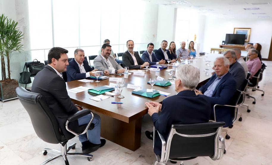 O governador Carlos Massa Ratinho Junior e o diretor presidente da Paranaprevidência, Felipe Vidigal, assinaram o termo de concessão da Certificação Institucional do nível III do programa federal nesta terça-feira (12).