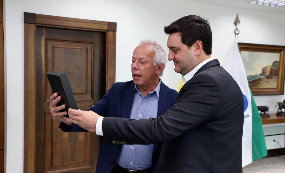 O governador Carlos Massa Ratinho Junior e o diretor presidente da Paranaprevidência, Felipe Vidigal, assinaram o termo de concessão da Certificação Institucional do nível III do programa federal nesta terça-feira (12).