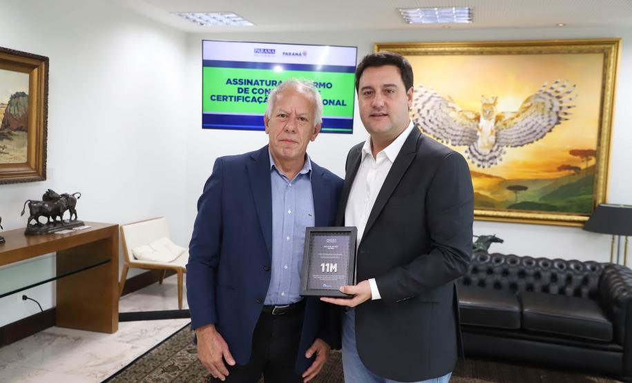 O governador Carlos Massa Ratinho Junior e o diretor presidente da Paranaprevidência, Felipe Vidigal, assinaram o termo de concessão da Certificação Institucional do nível III do programa federal nesta terça-feira (12).