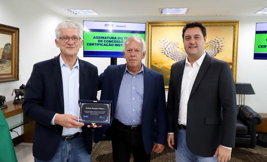 O governador Carlos Massa Ratinho Junior e o diretor presidente da Paranaprevidência, Felipe Vidigal, assinaram o termo de concessão da Certificação Institucional do nível III do programa federal nesta terça-feira (12).