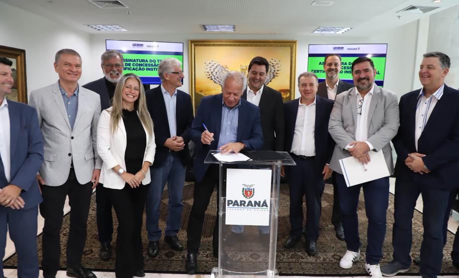 O governador Carlos Massa Ratinho Junior e o diretor presidente da Paranaprevidência, Felipe Vidigal, assinaram o termo de concessão da Certificação Institucional do nível III do programa federal nesta terça-feira (12).
