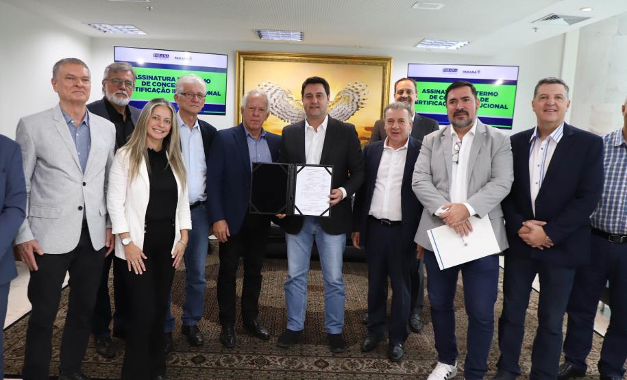 O governador Carlos Massa Ratinho Junior e o diretor presidente da Paranaprevidência, Felipe Vidigal, assinaram o termo de concessão da Certificação Institucional do nível III do programa federal nesta terça-feira (12).