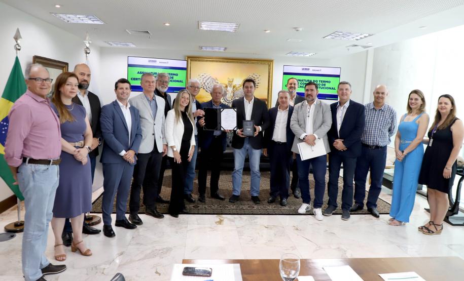 O governador Carlos Massa Ratinho Junior e o diretor presidente da Paranaprevidência, Felipe Vidigal, assinaram o termo de concessão da Certificação Institucional do nível III do programa federal nesta terça-feira (12).
