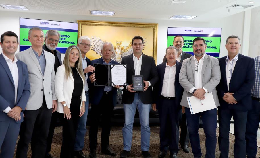 O governador Carlos Massa Ratinho Junior e o diretor presidente da Paranaprevidência, Felipe Vidigal, assinaram o termo de concessão da Certificação Institucional do nível III do programa federal nesta terça-feira (12).