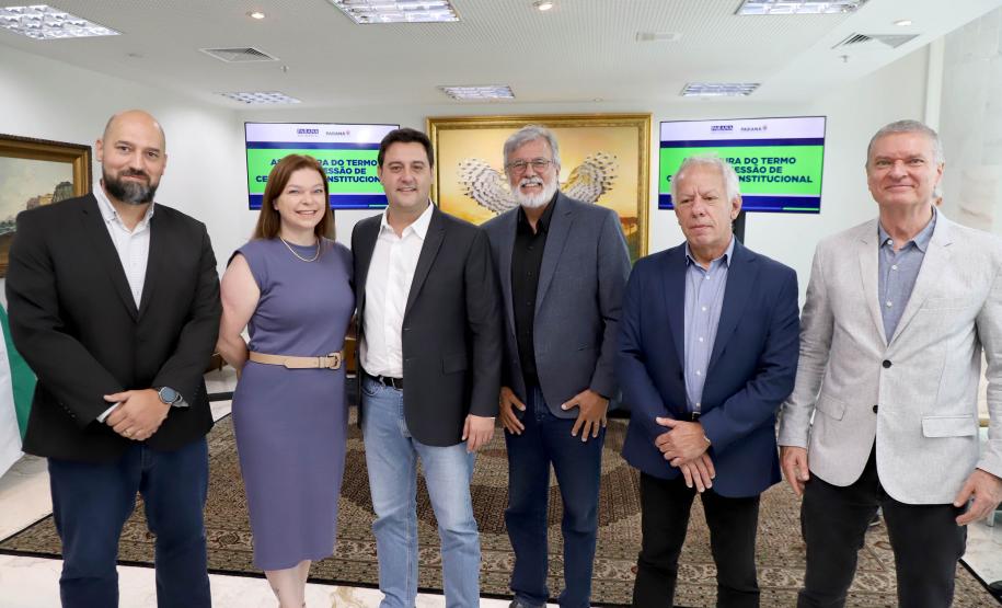 O governador Carlos Massa Ratinho Junior e o diretor presidente da Paranaprevidência, Felipe Vidigal, assinaram o termo de concessão da Certificação Institucional do nível III do programa federal nesta terça-feira (12).