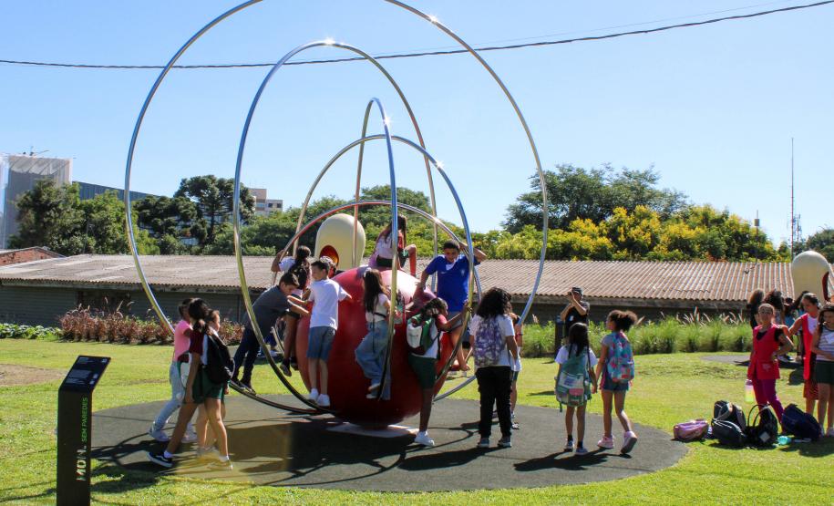 MON para criançada: governador inaugura mostra interativa com obras de arte no Parcão