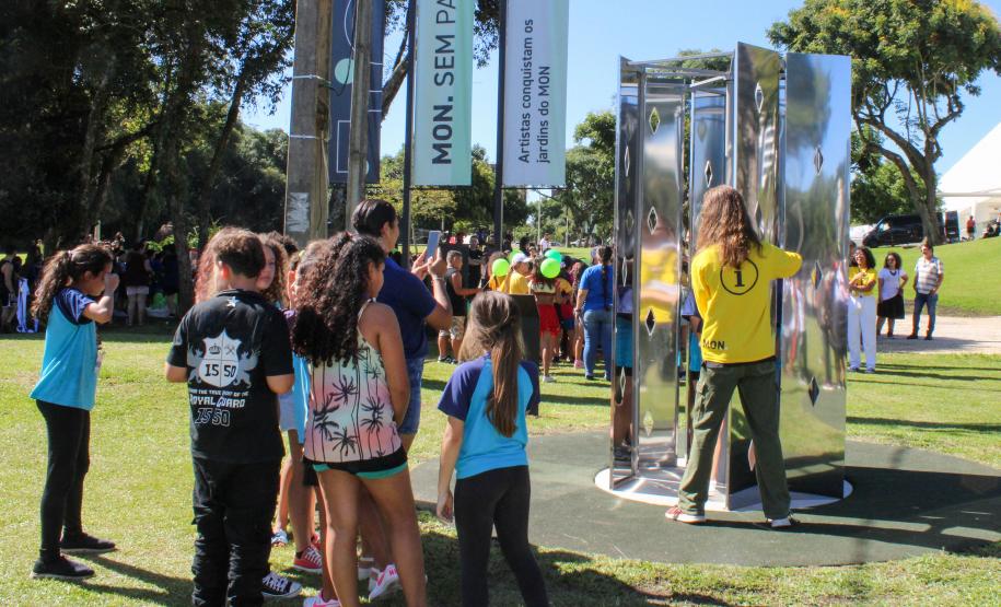 MON para criançada: governador inaugura mostra interativa com obras de arte no Parcão