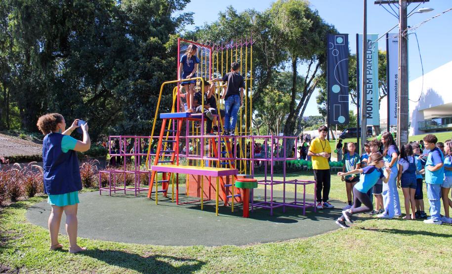 MON para criançada: governador inaugura mostra interativa com obras de arte no Parcão