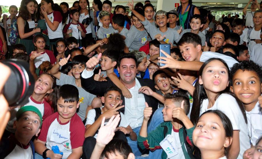 MON para criançada: governador inaugura mostra interativa com obras de arte no Parcão