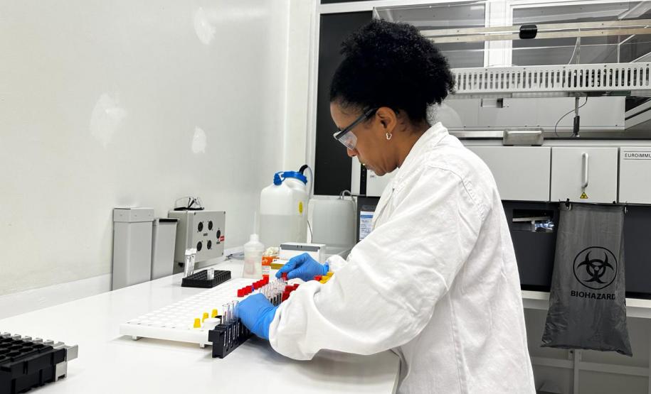 No Paraná, a dengue é diagnosticada de diferentes maneiras: critério clínico epidemiológico, exame laboratorial de sorologia ELISA (Enzyme Linked Immuno Sorbent Assay) e exame de Reação em Cadeia da Polimerase em Tempo Real (RT-qPCR). Diferente da Covid-19, os exames laboratoriais de arboviroses são utilizados para critérios de vigilância em saúde.