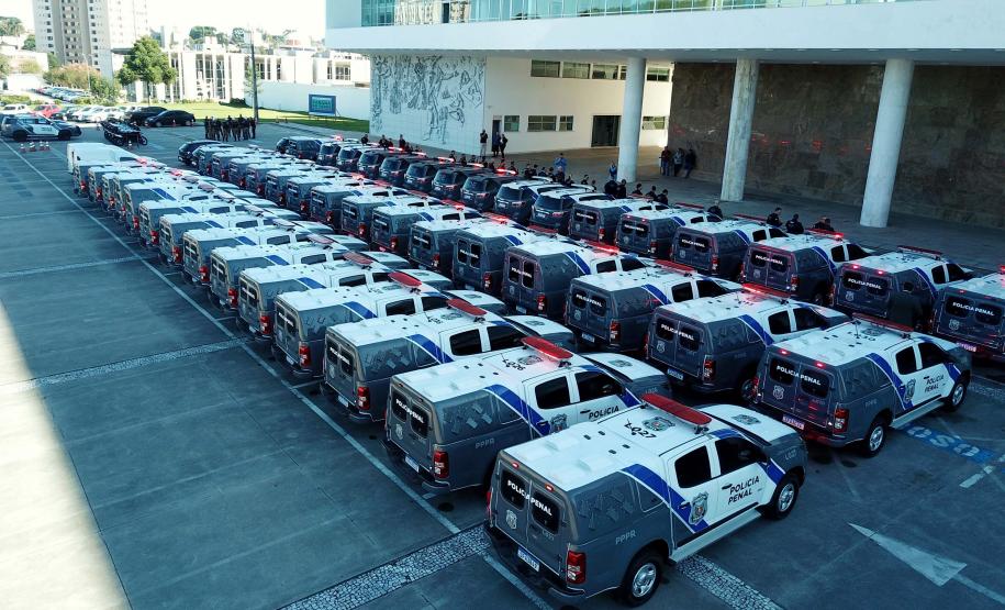Governador Carlos Massa Ratinho Junior entrega viaturas e coletes para a Polícia Penal.