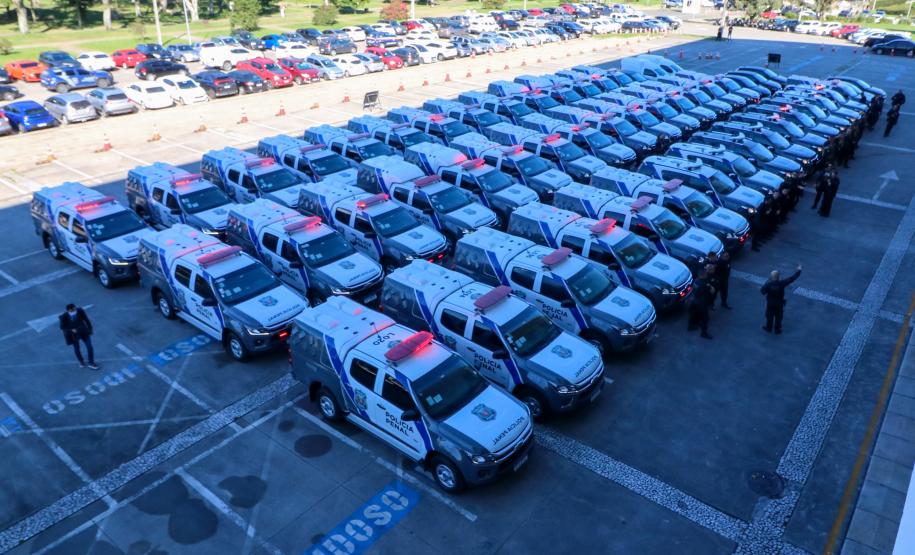 Governador Carlos Massa Ratinho Junior entrega viaturas e coletes para a Polícia Penal.