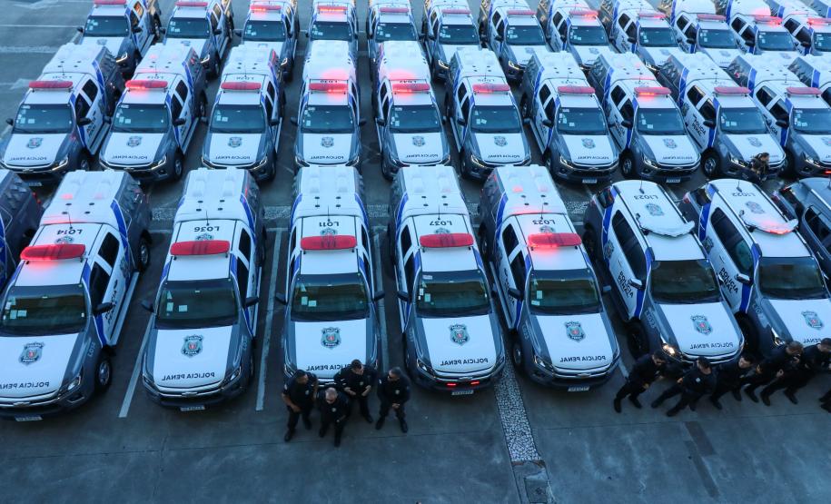 Governador Carlos Massa Ratinho Junior entrega viaturas e coletes para a Polícia Penal.