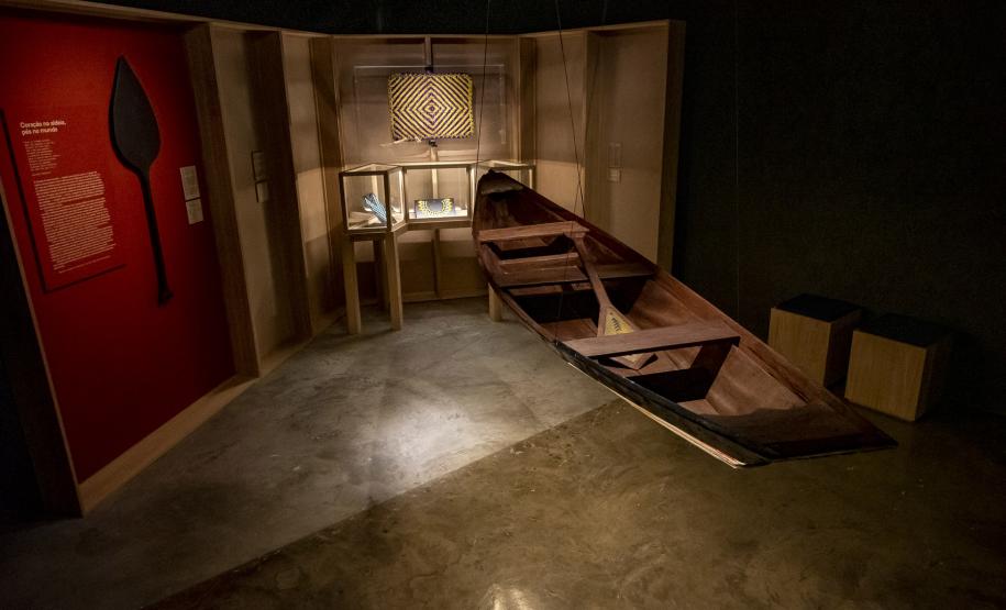 MUSEU PARANAENSE (MUPA) - "Mejtere: histórias recontadas" – A mostra reverbera uma pluralidade de vozes dos Mebêngôkre-Kayapó, que refletem novas perspectivas sobre as coleções etnográficas do museu a partir do encontro do grupo de estudantes indígenas com o acervo do MUPA.