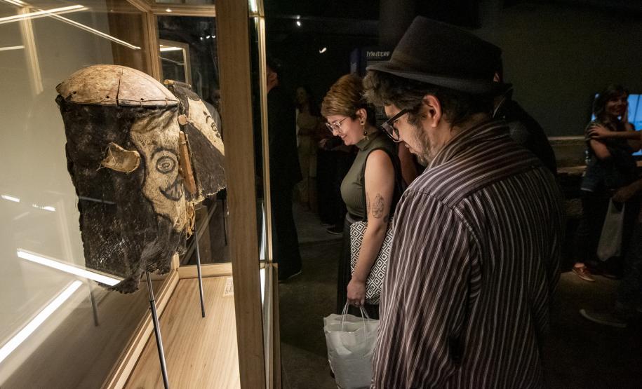 MUSEU PARANAENSE (MUPA) - "Mejtere: histórias recontadas" – A mostra reverbera uma pluralidade de vozes dos Mebêngôkre-Kayapó, que refletem novas perspectivas sobre as coleções etnográficas do museu a partir do encontro do grupo de estudantes indígenas com o acervo do MUPA.