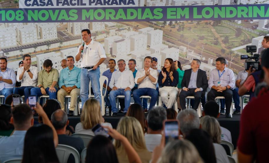 O governador Carlos Massa Ratinho Junior participou nesta quarta-feira (24) da inauguração do Residencial Laguna di Valência em Londrina, no Norte.