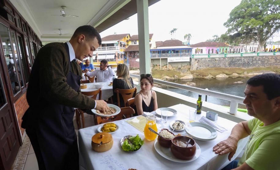 Setor de serviços cresceu 8,5% no 1º bimestre de 2024; turismo teve alta de 2,1%