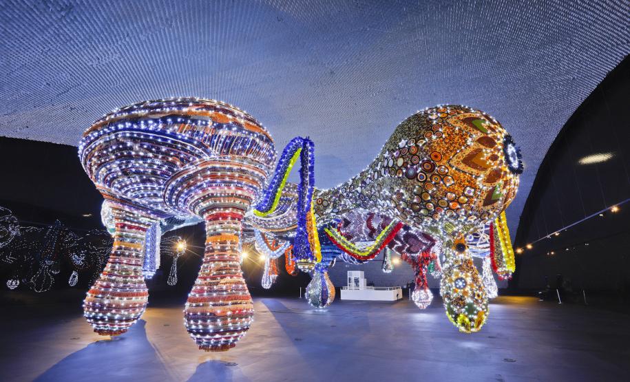 MON - "Extravagâncias" – Exposição de Joana Vasconcelos, artista reconhecida por suas esculturas monumentais e instalações imersivas, descontextualiza objetos do cotidiano e atualiza o conceito de artes e ofícios para o século XXI, estabelecendo um diálogo entre a esfera privada e o espaço público, a herança popular e a alta cultura. No Olho, rampa, torre e espaço Araucária.
