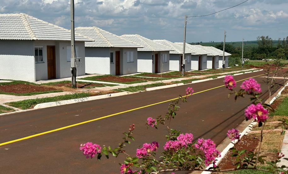 Cohapar entrega 30 casas e 45 escrituras públicas para famílias de Primeiro de Maio