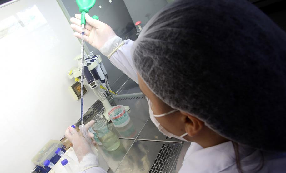 Governo destina R$ 9,7 milhões para projetos de extensão das universidades estaduais - Na foto, Laboratórios de pesquisas da UEL.