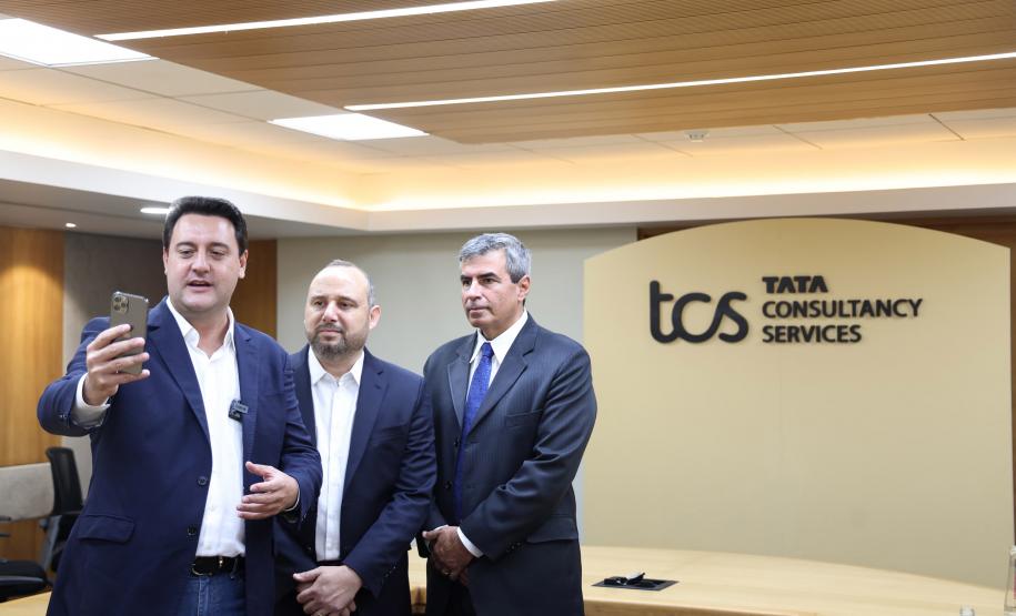 O grupo Tata Consultancy Services (TCS) anunciou nesta segunda-feira (15) a expansão da operação em Londrina, no Norte do Paraná, com ampliação de seu Delivery Center. O anúncio foi feito em Mumbai, onde o governador Carlos Massa Ratinho Junior foi recebido pelo CEO da TCS, Krithi Krithivasan, e executivos da companhia em missão oficial do Governo do Paraná à Índia