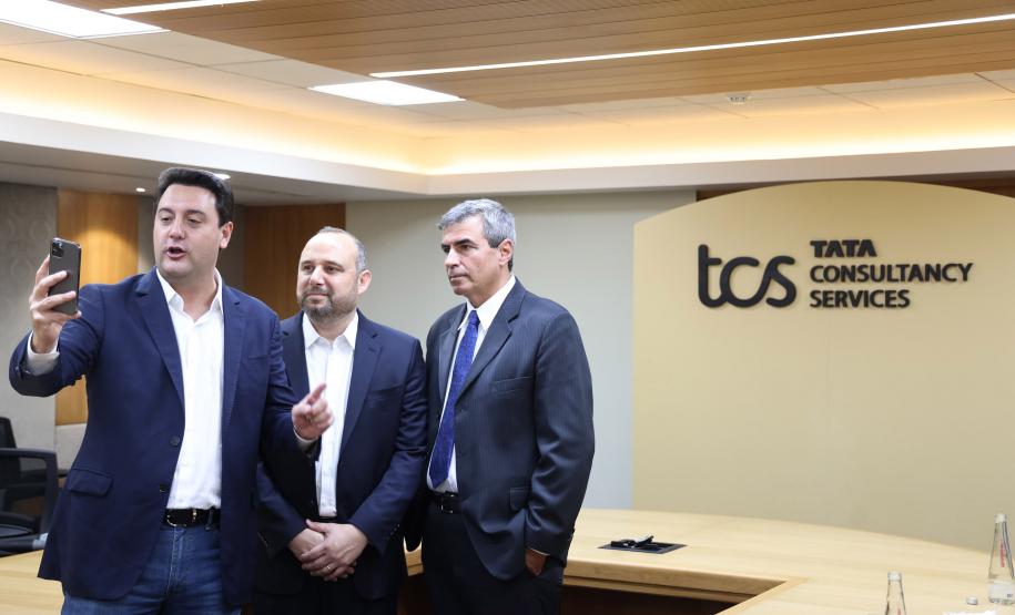 O grupo Tata Consultancy Services (TCS) anunciou nesta segunda-feira (15) a expansão da operação em Londrina, no Norte do Paraná, com ampliação de seu Delivery Center. O anúncio foi feito em Mumbai, onde o governador Carlos Massa Ratinho Junior foi recebido pelo CEO da TCS, Krithi Krithivasan, e executivos da companhia em missão oficial do Governo do Paraná à Índia