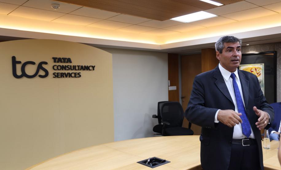 O grupo Tata Consultancy Services (TCS) anunciou nesta segunda-feira (15) a expansão da operação em Londrina, no Norte do Paraná, com ampliação de seu Delivery Center. O anúncio foi feito em Mumbai, onde o governador Carlos Massa Ratinho Junior foi recebido pelo CEO da TCS, Krithi Krithivasan, e executivos da companhia em missão oficial do Governo do Paraná à Índia