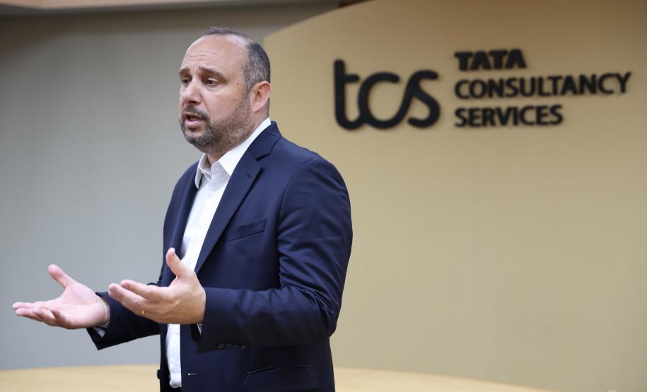 O grupo Tata Consultancy Services (TCS) anunciou nesta segunda-feira (15) a expansão da operação em Londrina, no Norte do Paraná, com ampliação de seu Delivery Center. O anúncio foi feito em Mumbai, onde o governador Carlos Massa Ratinho Junior foi recebido pelo CEO da TCS, Krithi Krithivasan, e executivos da companhia em missão oficial do Governo do Paraná à Índia