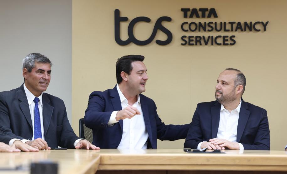 O grupo Tata Consultancy Services (TCS) anunciou nesta segunda-feira (15) a expansão da operação em Londrina, no Norte do Paraná, com ampliação de seu Delivery Center. O anúncio foi feito em Mumbai, onde o governador Carlos Massa Ratinho Junior foi recebido pelo CEO da TCS, Krithi Krithivasan, e executivos da companhia em missão oficial do Governo do Paraná à Índia