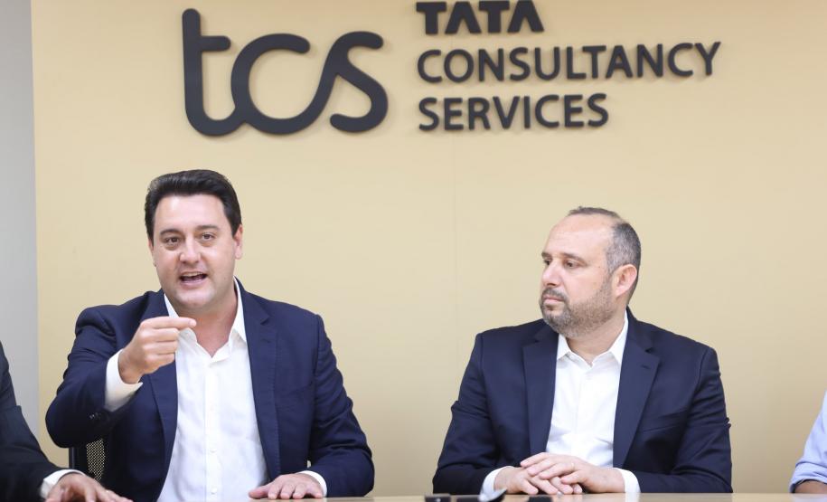 O grupo Tata Consultancy Services (TCS) anunciou nesta segunda-feira (15) a expansão da operação em Londrina, no Norte do Paraná, com ampliação de seu Delivery Center. O anúncio foi feito em Mumbai, onde o governador Carlos Massa Ratinho Junior foi recebido pelo CEO da TCS, Krithi Krithivasan, e executivos da companhia em missão oficial do Governo do Paraná à Índia
