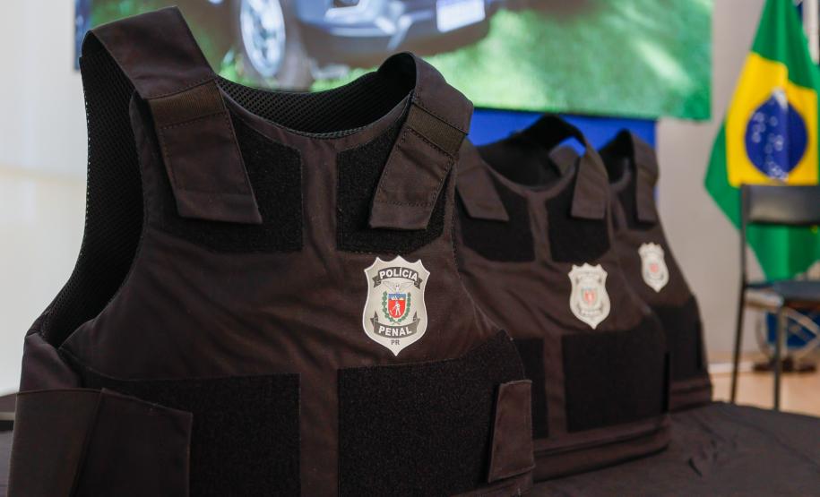 Governador Carlos Massa Ratinho Junior entrega viaturas e coletes para a Polícia Penal.